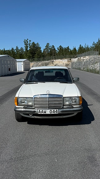 Mercedes-Benz 230 E 4 of 14