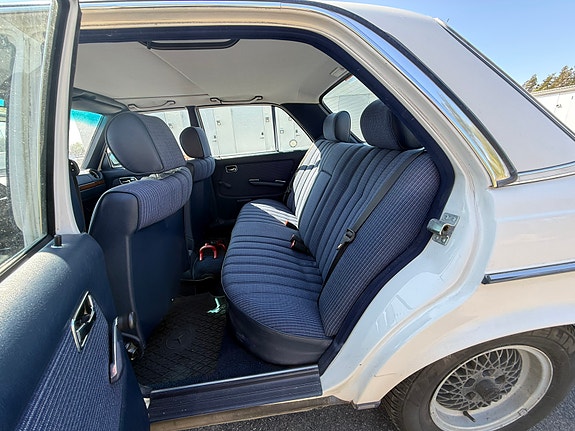 Mercedes-Benz 230 E 12 of 14
