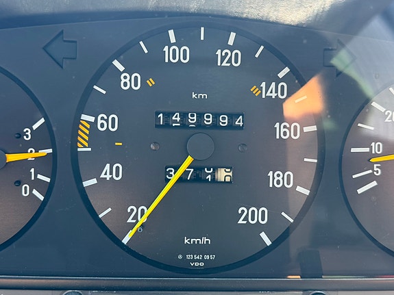 Mercedes-Benz 230 E 13 of 14