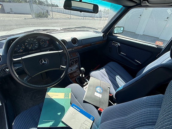Mercedes-Benz 230 E 8 of 14