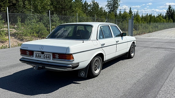Mercedes-Benz 230 E 3 of 14