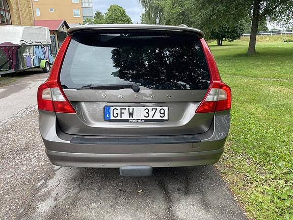 Volvo V70 3 of 5