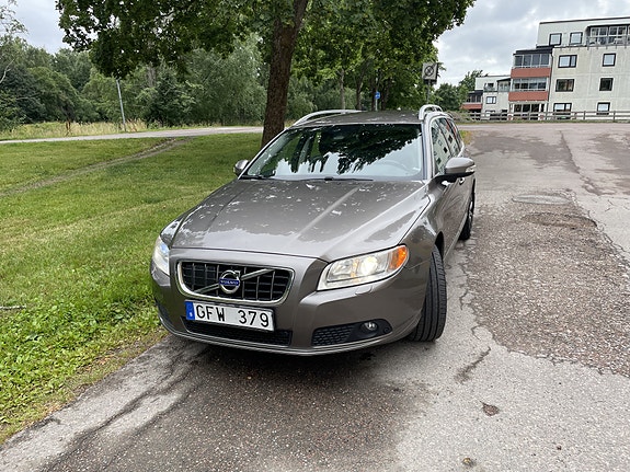 Volvo V70 2 of 5