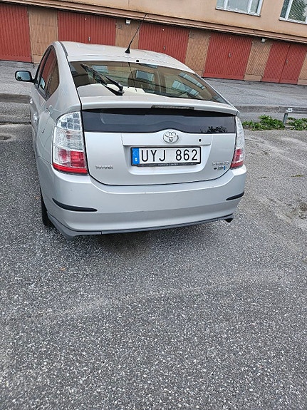 Toyota Prius 2 of 5