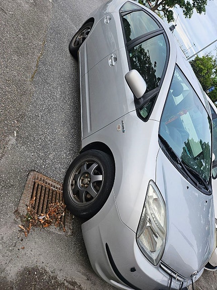 Toyota Prius 4 of 5
