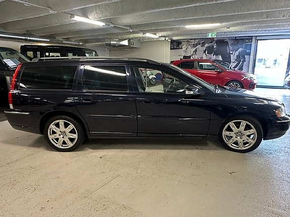 Volvo V70 2 of 9