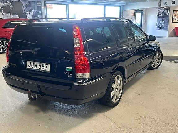 Volvo V70 3 of 9