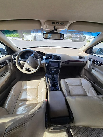 Volvo V70 3 of 5