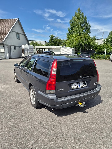 Volvo V70 2 of 5