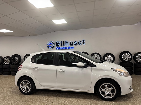 Peugeot 208 2 of 5