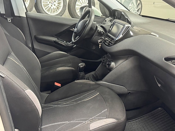 Peugeot 208 13 of 17