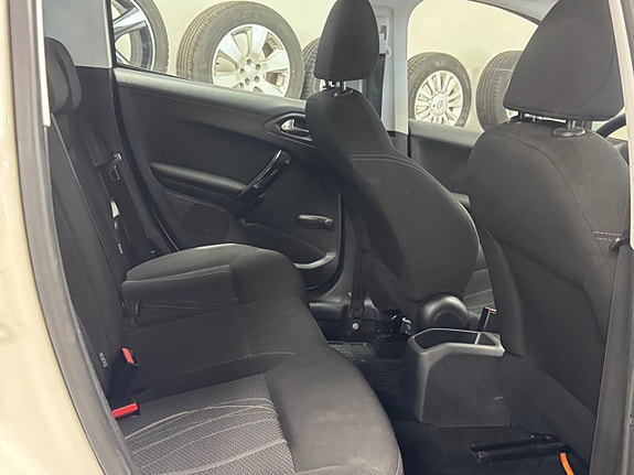 Peugeot 208 14 of 17