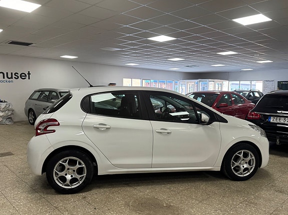 Peugeot 208 9 of 17