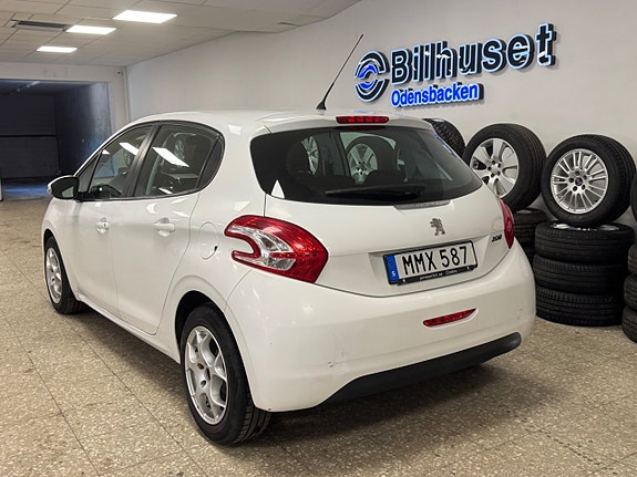 Peugeot 208 8 of 17