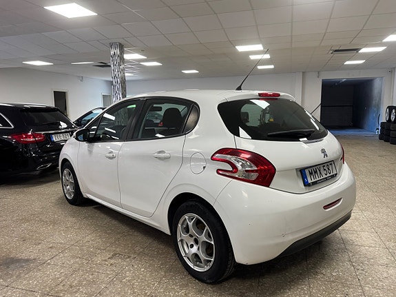 Peugeot 208 7 of 17