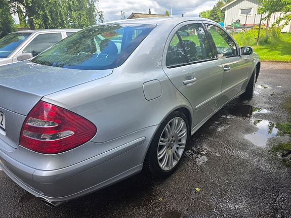Mercedes-Benz E280 3 of 5