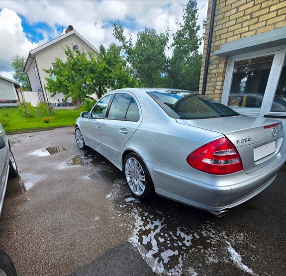 Mercedes-Benz E280 2 of 5