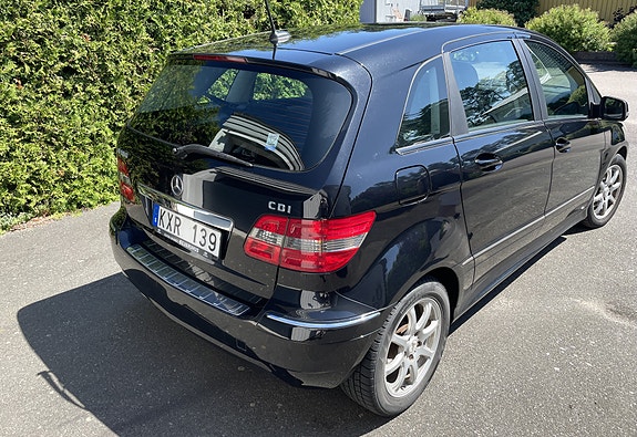 Mercedes-Benz B180 d 2 of 9