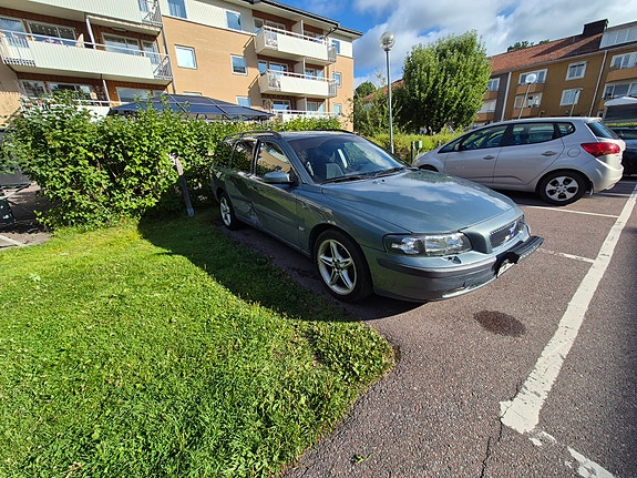 Volvo V70 3 of 5