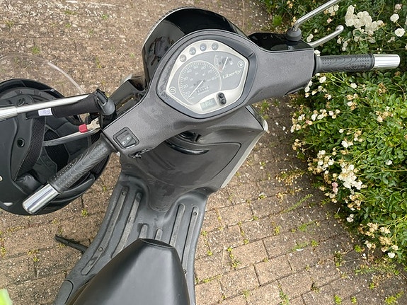 Piaggio Liberty Corporate 2 of 3
