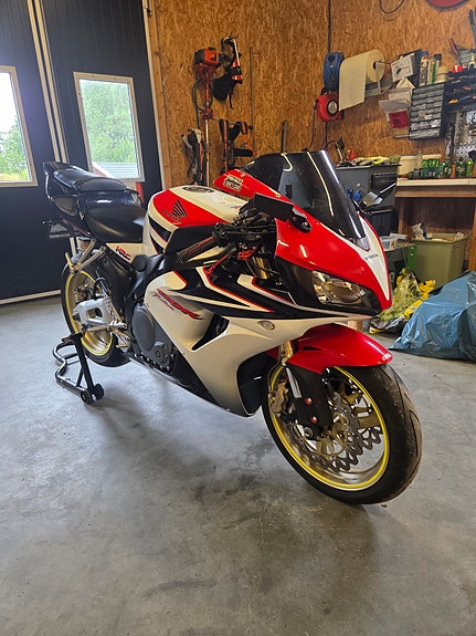 Honda CBR1000RR 2 of 7