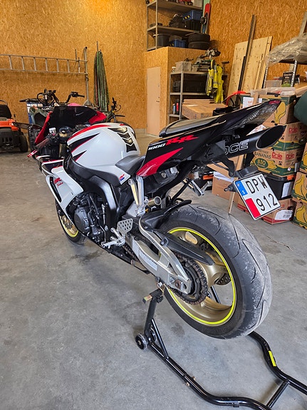 Honda CBR1000RR 4 of 7