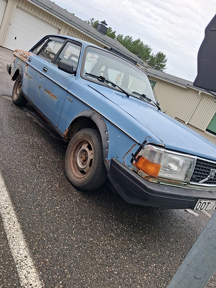 Volvo 244 2 of 5