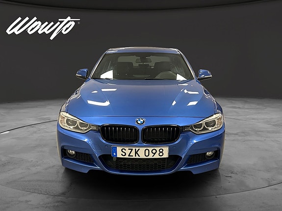 BMW 335i 2 of 5