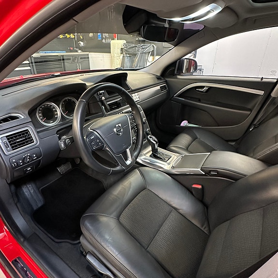 Volvo V70 3 of 5