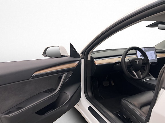 Tesla Model 3 9 of 30
