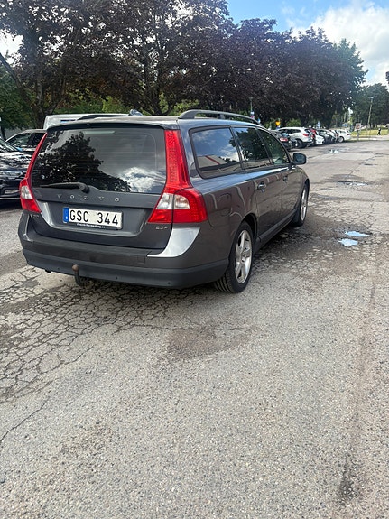 Volvo V70 2 of 5