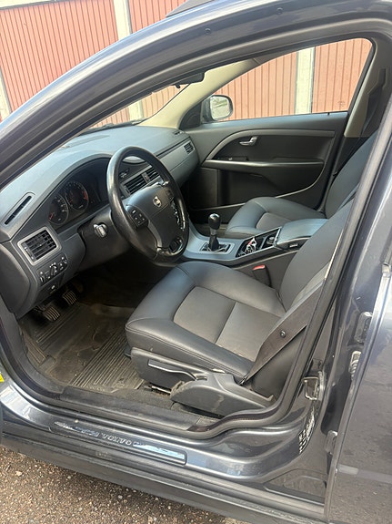 Volvo V70 4 of 5