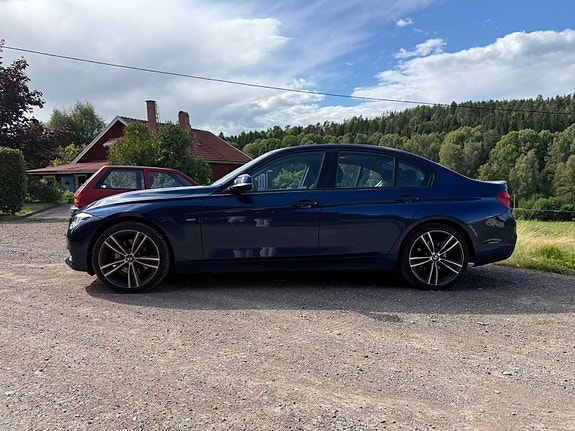 BMW 330i 3 of 18