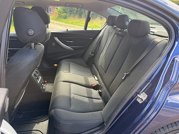 BMW 330i 15 of 18
