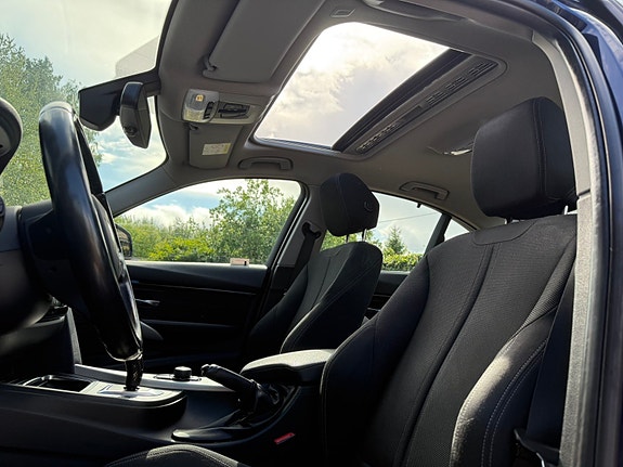 BMW 330i 14 of 18