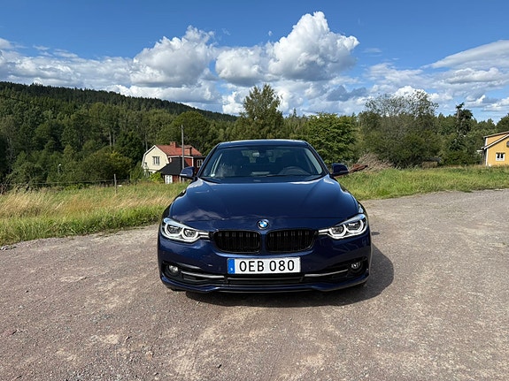BMW 330i 4 of 18