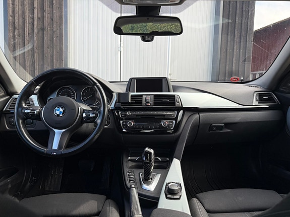 BMW 330i 10 of 18