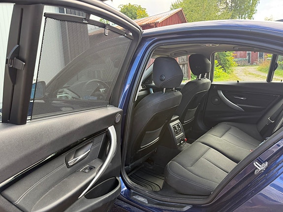 BMW 330i 16 of 18