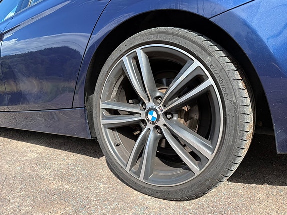 BMW 330i 9 of 18