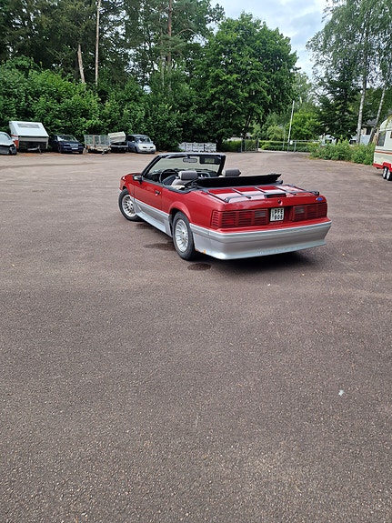 Ford Mustang 2 of 5