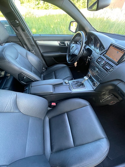 Mercedes-Benz C320 5 of 5