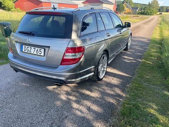 Mercedes-Benz C320 2 of 5