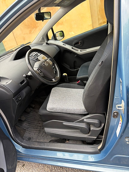 Toyota Yaris 3 of 3