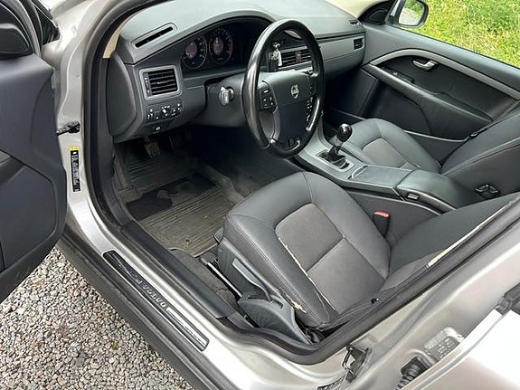 Volvo V70 2 of 5