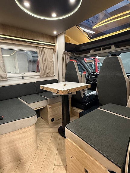 CHALLENGER 384 Graphite Edition Aut 165hk, kontor bak, taksäng, takfläkt bak med mer! 3 of 5