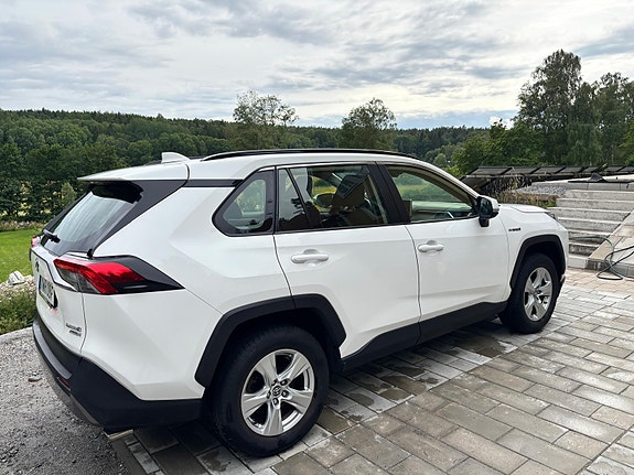 Toyota RAV4 2 of 5
