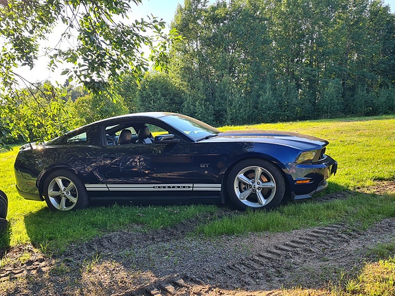 Ford Mustang 3 of 4