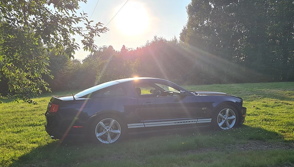 Ford Mustang 2 of 4