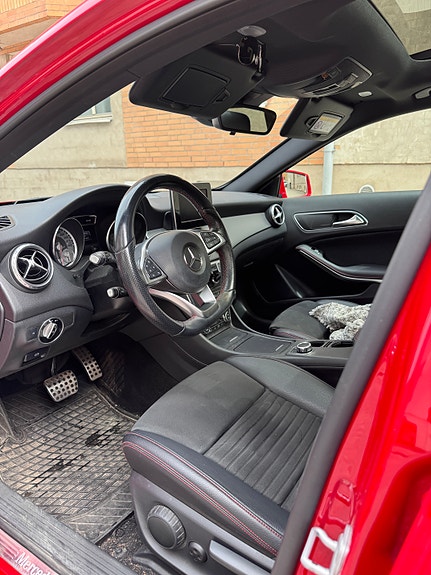 Mercedes-Benz GLA220 d 2 of 5