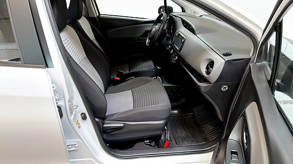 Toyota Yaris 3 of 5